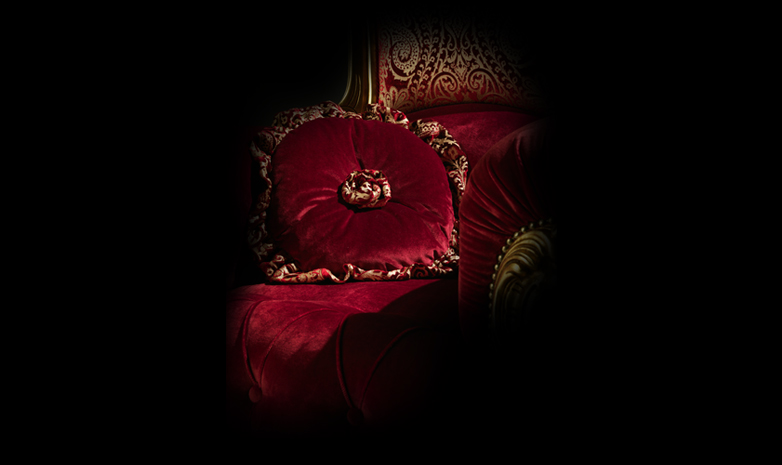 detail throne red 8